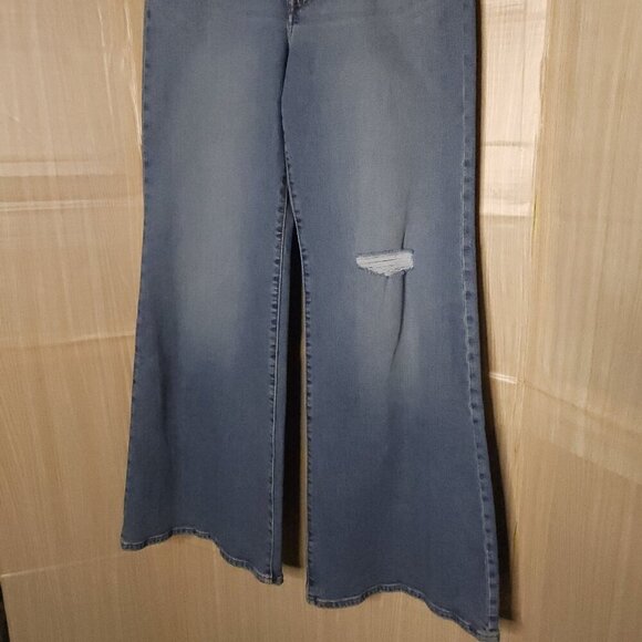 Levi's New Womens Ribcage Bell Distressed Light Wash Denim Jeans 31x32 - Picture 5 of 10